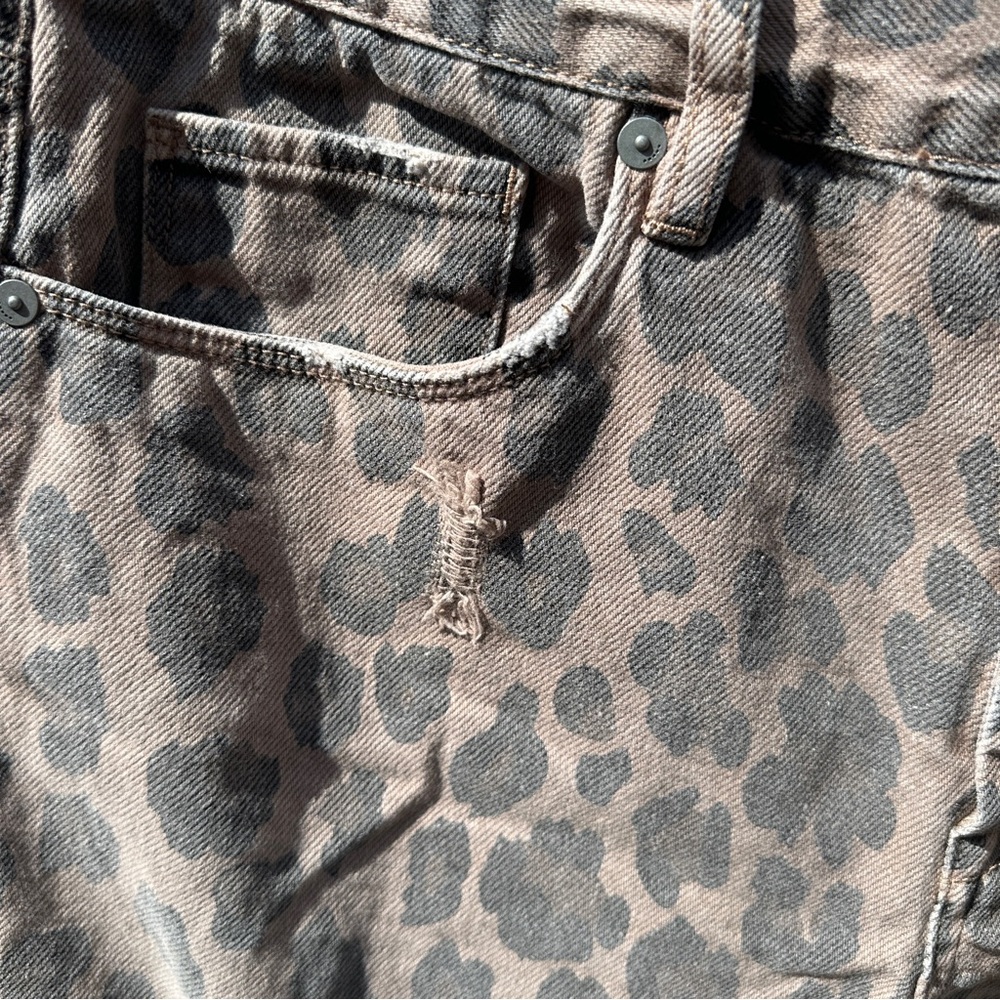 Blank NYC The Barrow animal print denim cut off shorts sz 31 - Picture 2 of 4
